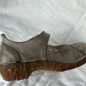 Comfy slip on shoes w Velcro to fit